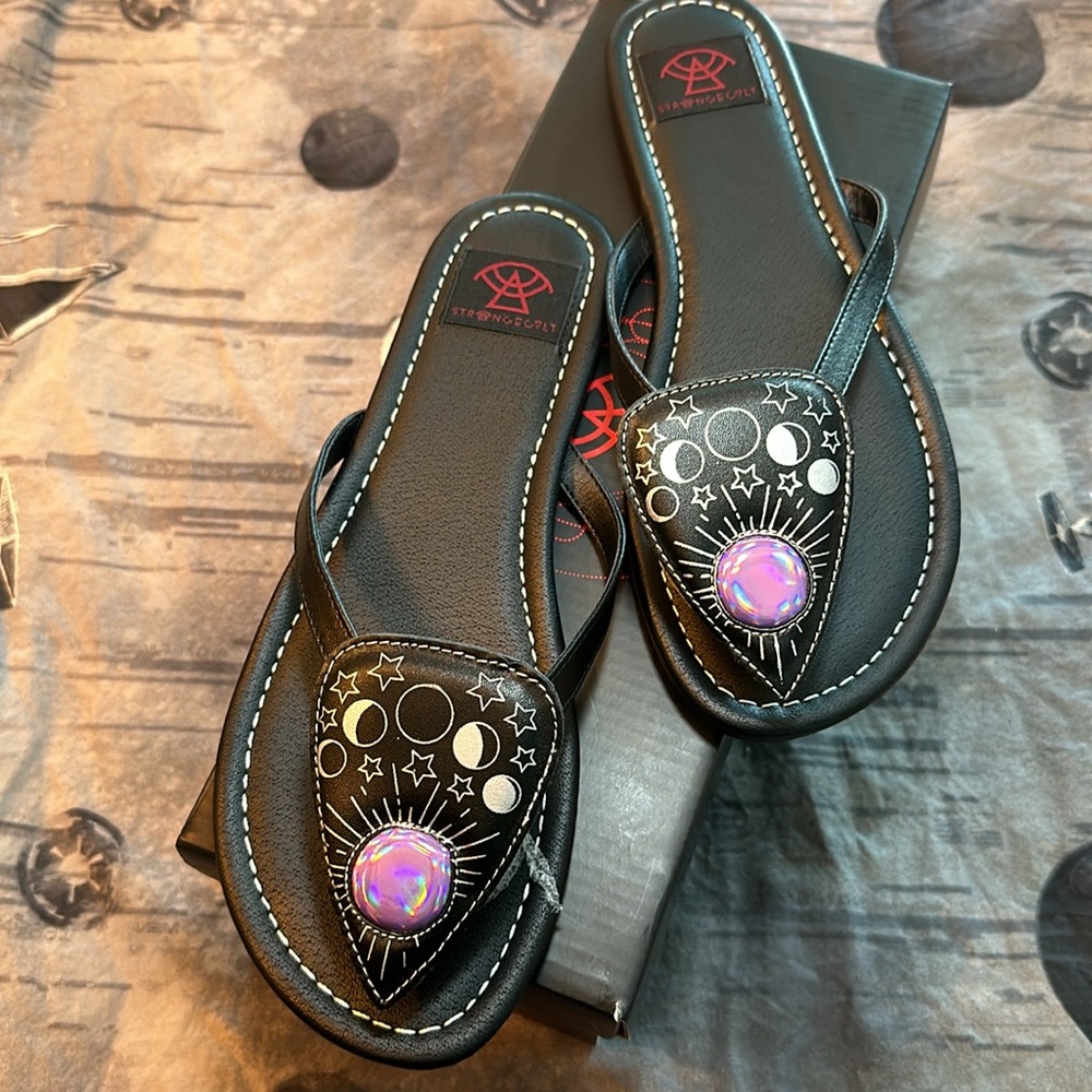 BNIB STRANGECVLT BETTY ORACLE SANDALS SZ 8